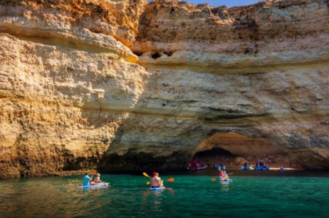  Plusieurs kayaks ancrant une falaise 