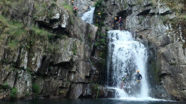 Impresionantes descensos por una cascada lateral