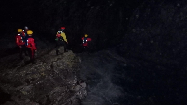  Entrare all'interno di una grotta con poca luce 