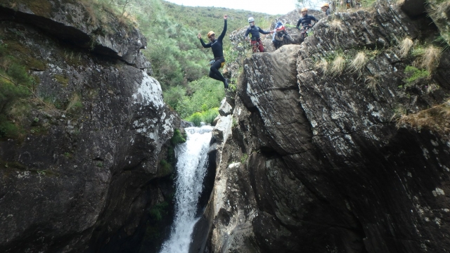  Fare un grande salto da una sporgenza 