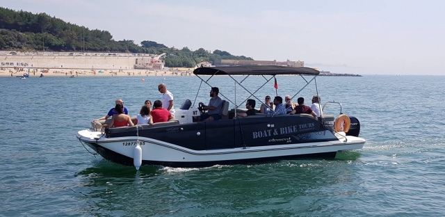  Segeln Sie mit unserem Bayliner 