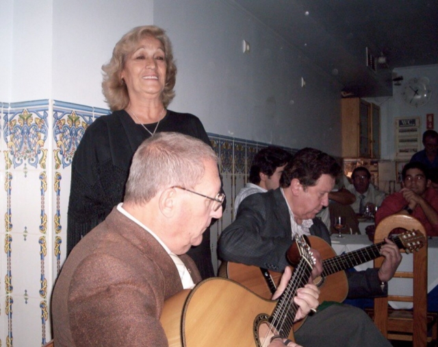 Una solista de fado arrancándose a cantar