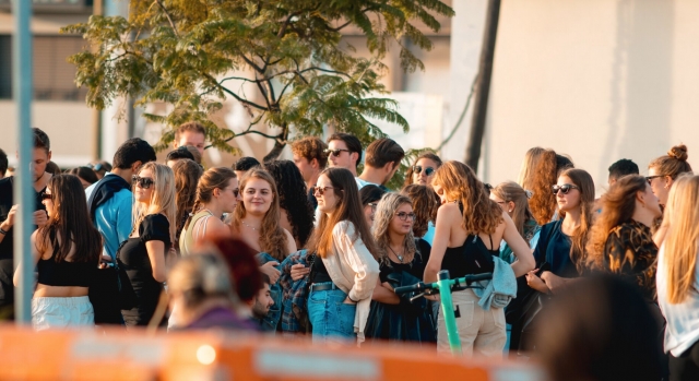  Gruppen von Menschen, die an unserem Treffpunkt darauf warten, an Bord zu gehen 