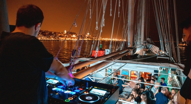  Tanzen Sie im Rhythmus aus der Musikauswahl unseres DJs 