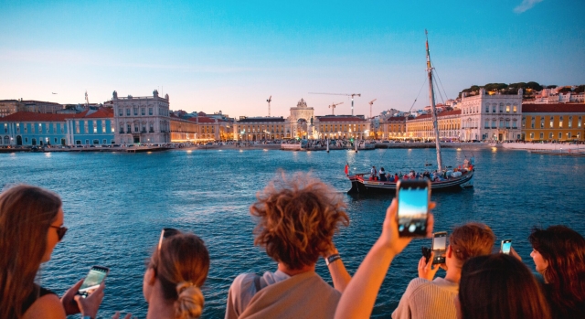  Nehmen Sie Ihre Kamera heraus und fangen Sie den wunderschönen Sonnenuntergang von Lissabon ein