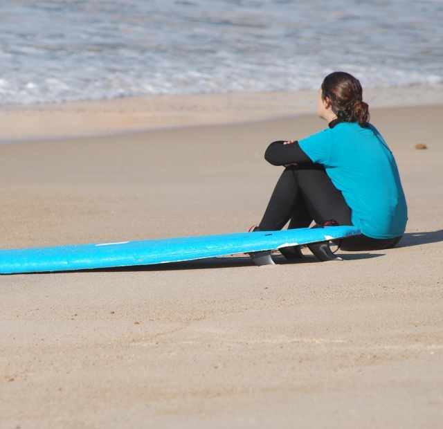  Se reposer sur le sable en attendant de surfer à nouveau