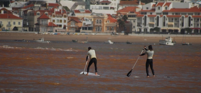  Un utente segue il sentiero segnato dal suo compagno di paddle surf 