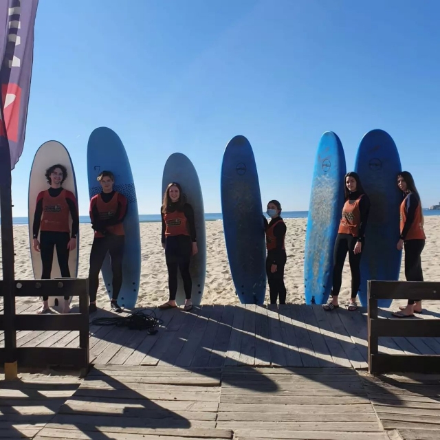 Foto grupal posando con sus respectivas tablas