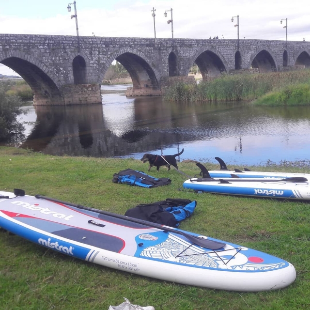 Bretter und Schaufeln auf das Gras neben einer Brücke