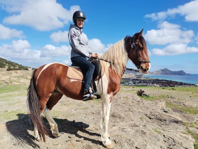  Posant joyeusement et de manière impressionnante sur le cheval 