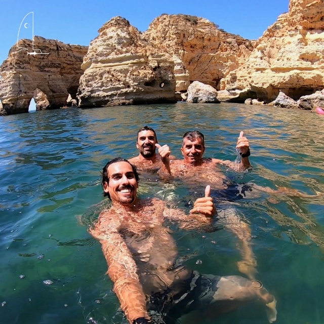  Enjoying the sea during the experience 