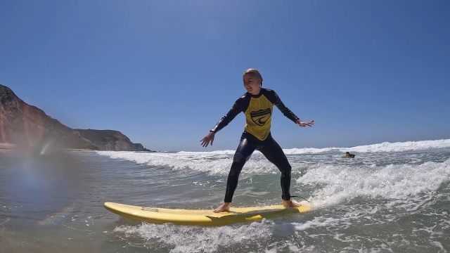  Manter o equilíbrio na prancha de surf