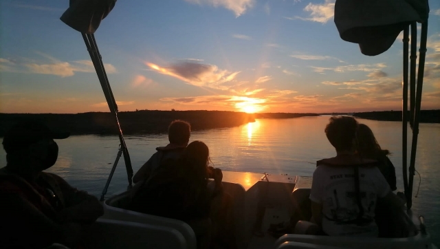  Der Sonnenuntergang zwischen den Wolken 