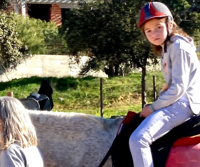 Una niña montada en un caballo acorde a su tamaño
