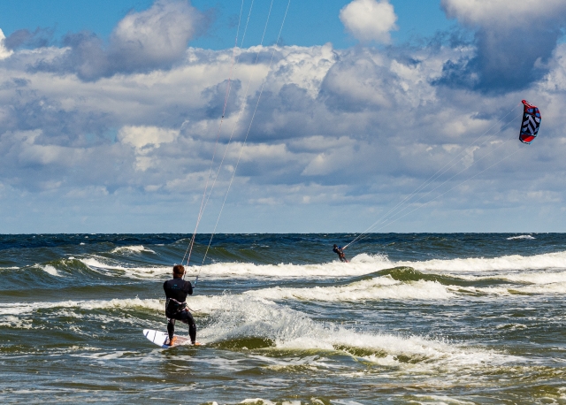 Attraper les vagues en kitesurf 
