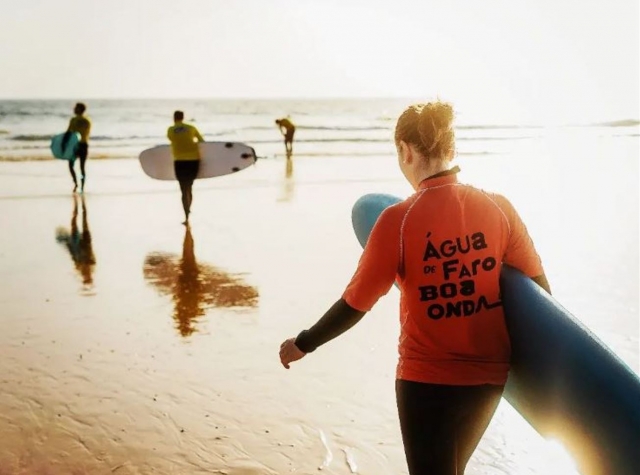 En route vers l'eau pour surfer sur les vagues de la mer 