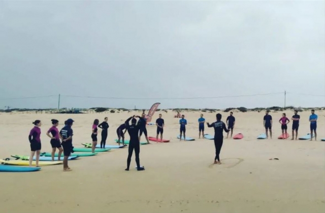  Cours de surf collectif qui se déroule d'abord sur le sable 