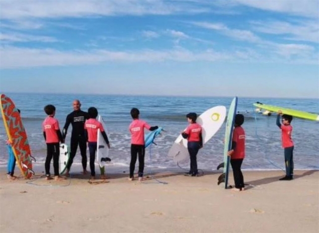  Un groupe de jeunes enfants prêts à monter au tableau