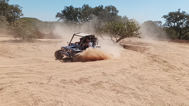 Levantando polvo en el camino