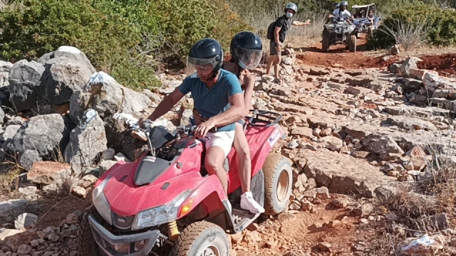  Überwindung natürlicher Hindernisse auf einem Quad 