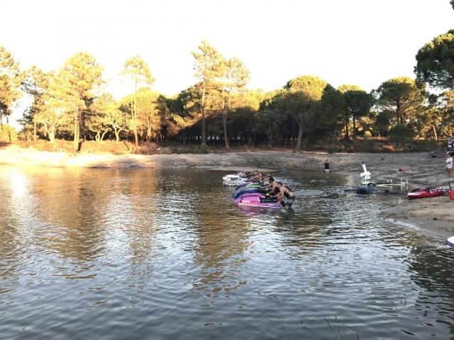  Jetskis auf dem See 