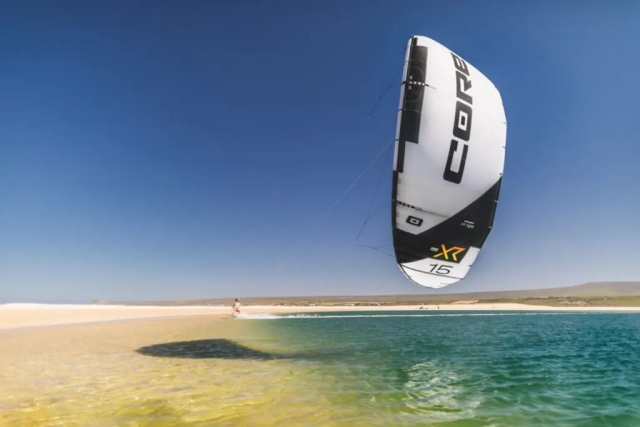 El equipo de kitesurf en uso 