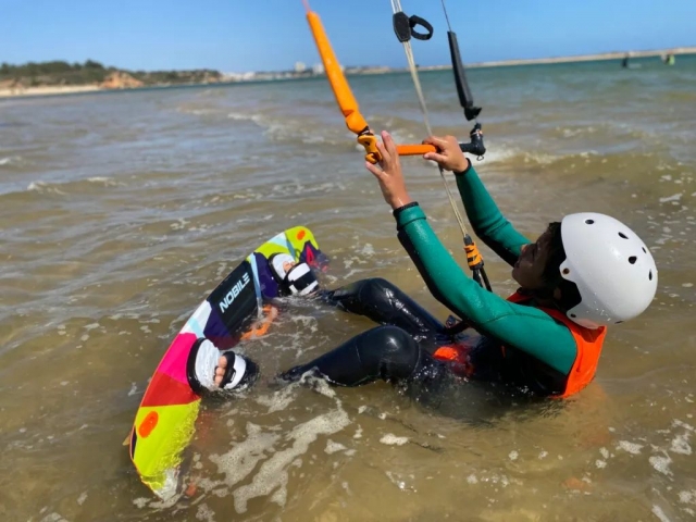Practicando sobre la tabla de kitesurf