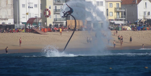 A punto de voltear por completo durante una acrobacia de flyboard