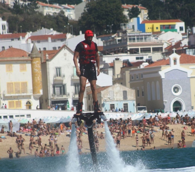 Levantándose por encima del agua con la costa a sus espaldas