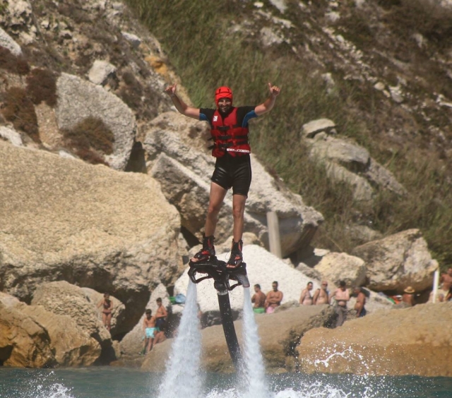 Moviendo los brazos para tratar de no perder el equilibrio