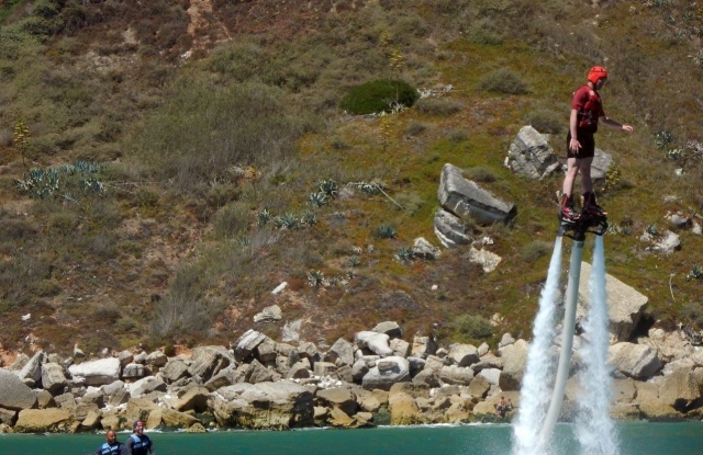 Espectacular imagen en la que un usuario asciende con el flyboard con la sierra de fondo
