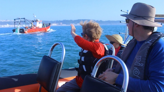  Ein kleines Kind hinten im Boot, das ein anderes begrüßt Flottenkamerad 