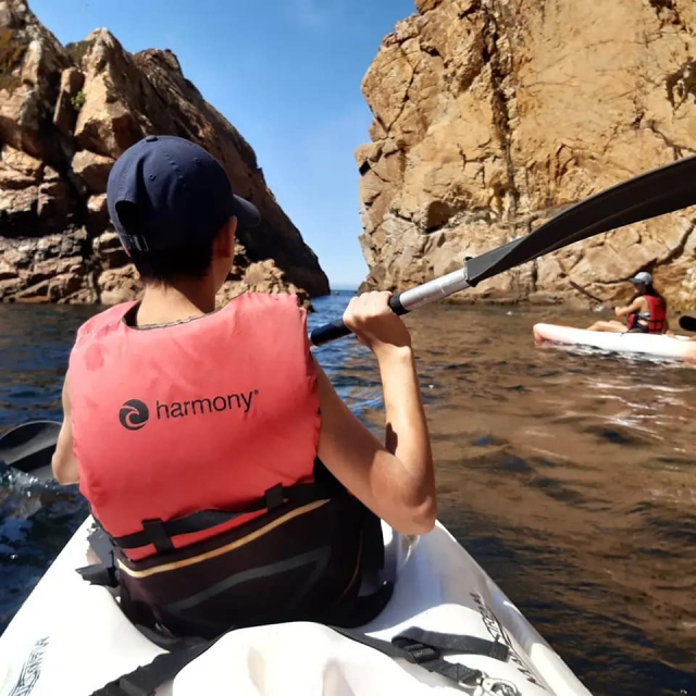  With the paddle in your hands to enjoy a day in kayak 