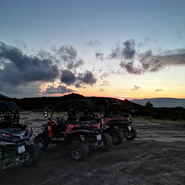 El sol poniéndose durante la ruta en buggy