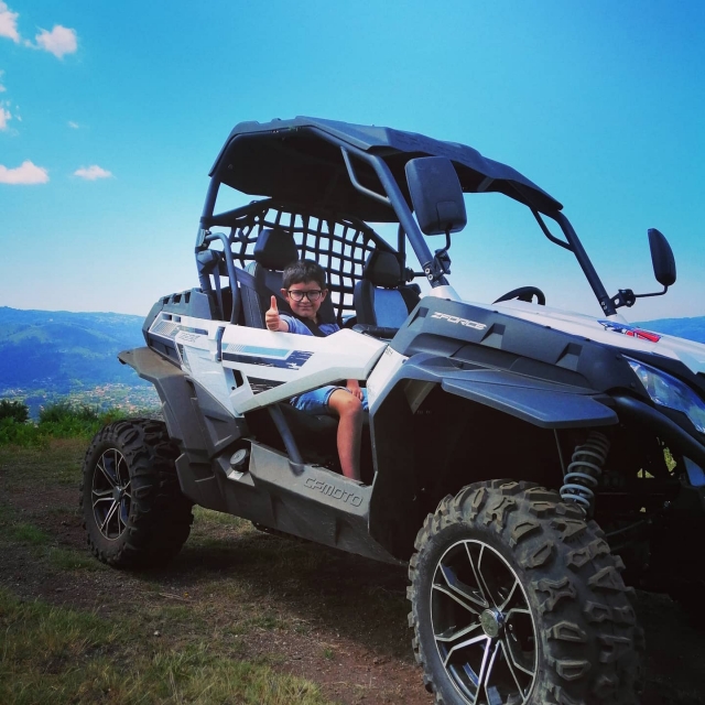  A child ready to live an exciting adventure in the two-seater buggy 