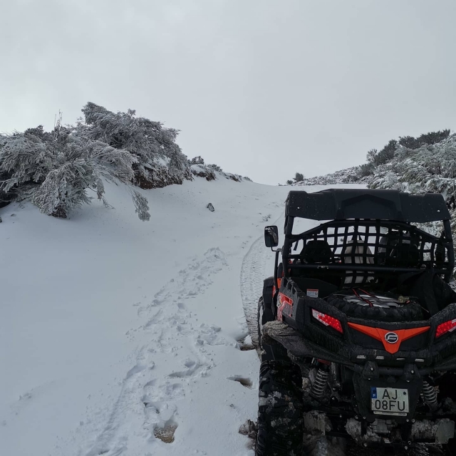  在道路被雪覆盖的寒冷季节 - 999 - 开着我们的越野车旅行最美丽的小径