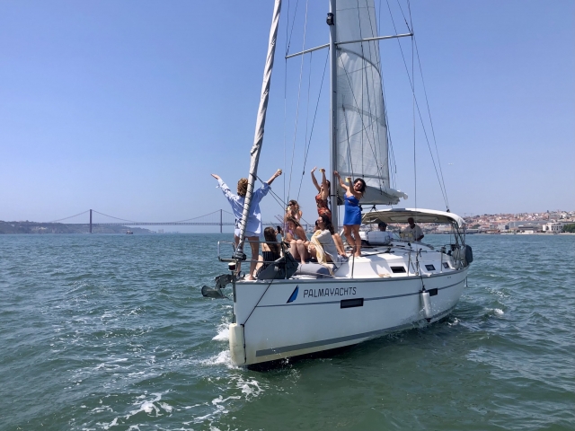  Voilier naviguant dans l'estuaire du Tage 