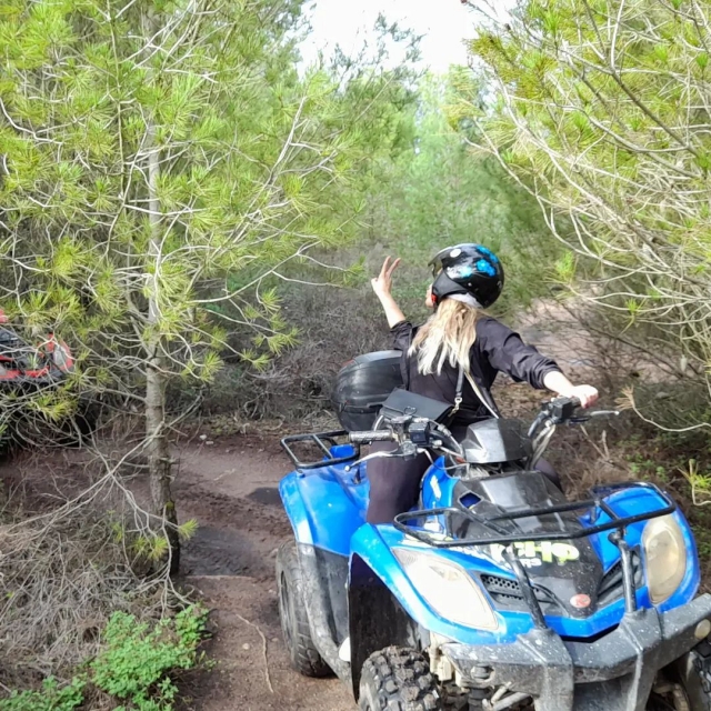  Posare per una foto sul quad 