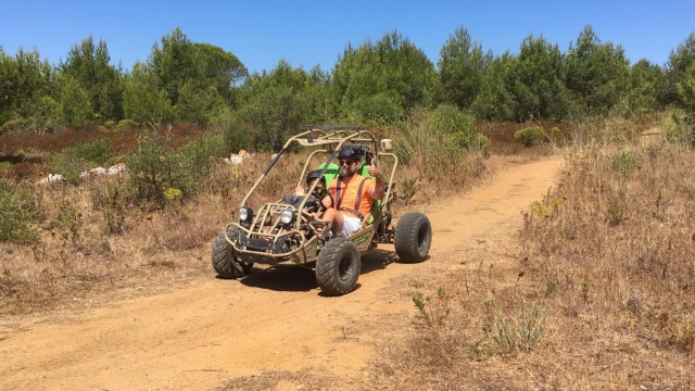  Un buggy percorre i sentieri portoghesi 