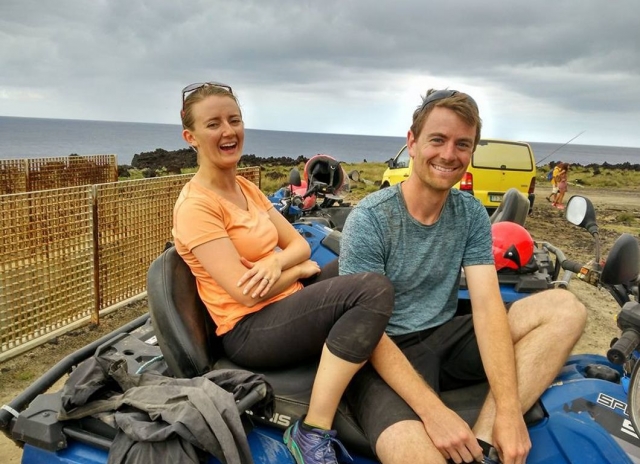Pareja sobre el quad