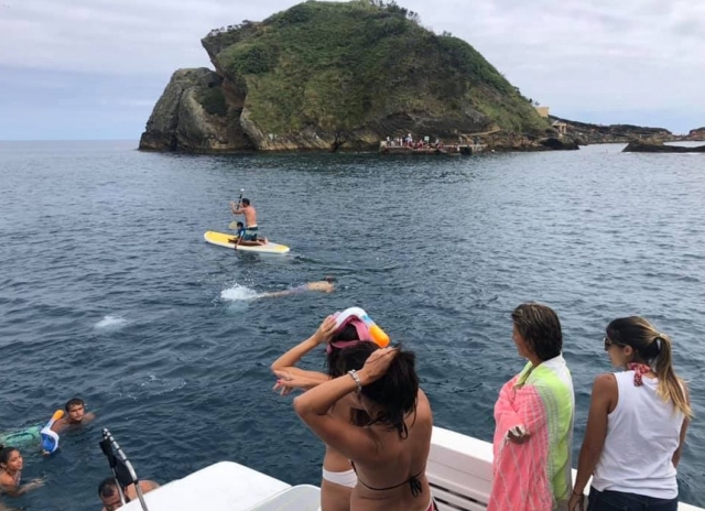  Sulla tavola da surf lungo la costa delle Azzorre 