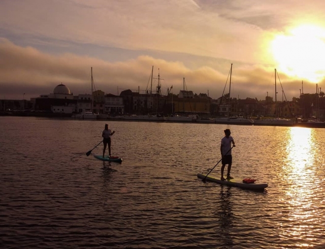  SUP au coucher du soleil 