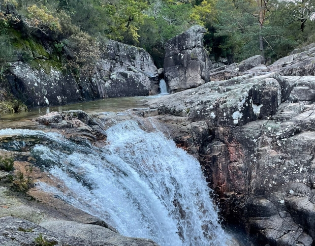  Cascata sobre o lago 
