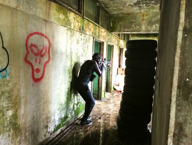  Gioca a un gioco di laser tag 