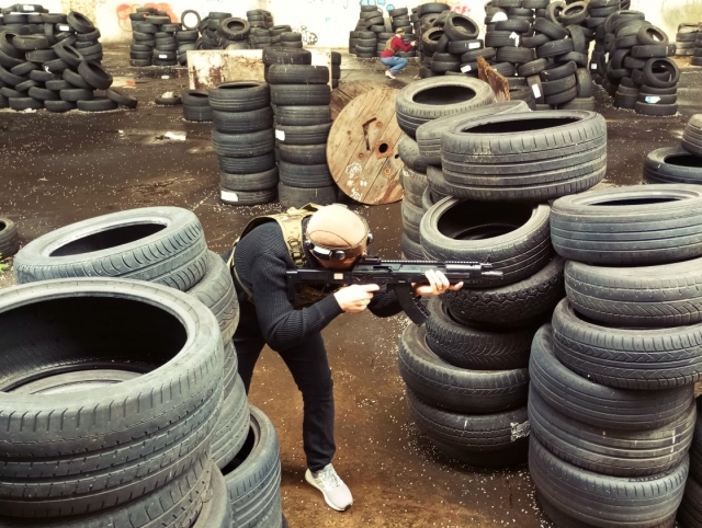  Tra gli pneumatici durante il gioco del laser tag 