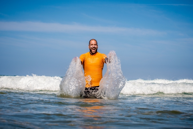  Coach de surf dans l'une des réserves de surf