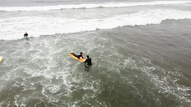  Le professeur explique le surf à ses élèves d'Ericeira