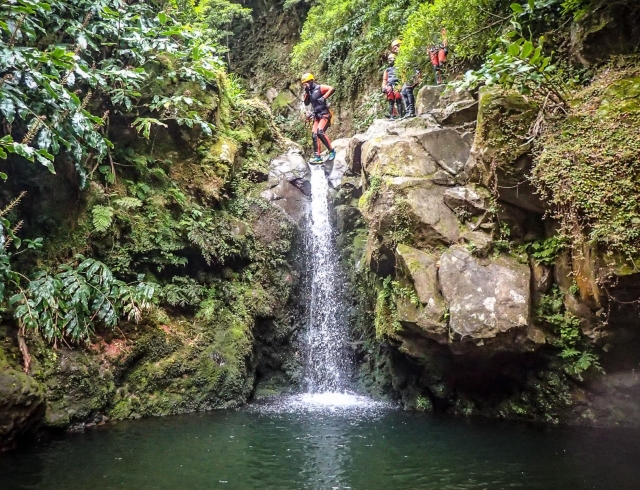 Mujer saltando por la Cascada Salto do Cabrito