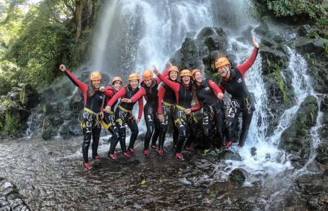 Grupo de amigos disfrutando del barranquismo