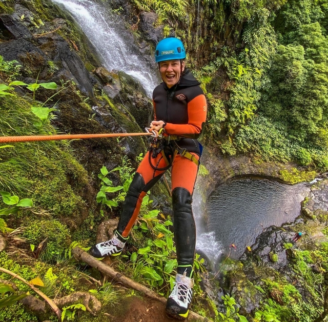  Una donna si diverte a fare canyoning 